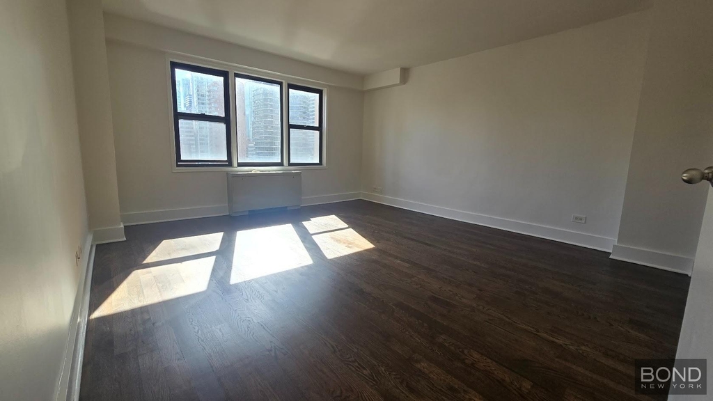 East 63rd Street - Photo 6