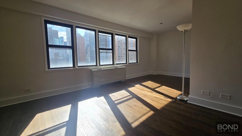 East 63rd Street - Photo 2
