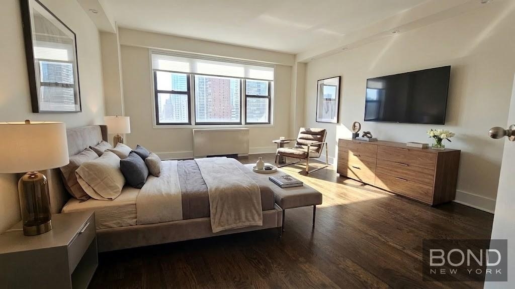 East 63rd Street - Photo 4