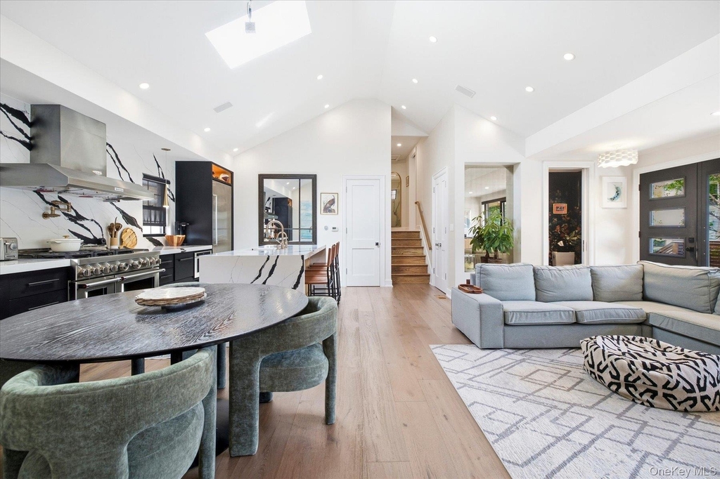 344 E Beech Street - Photo 4