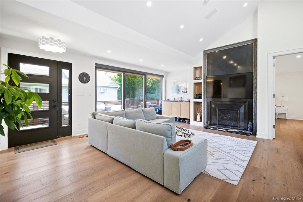 344 E Beech Street - Photo 9