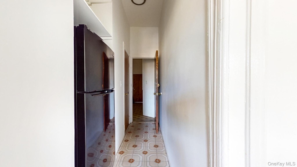 20-13 Greene Avenue - Photo 3