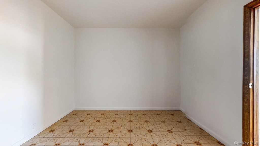 20-13 Greene Avenue - Photo 10