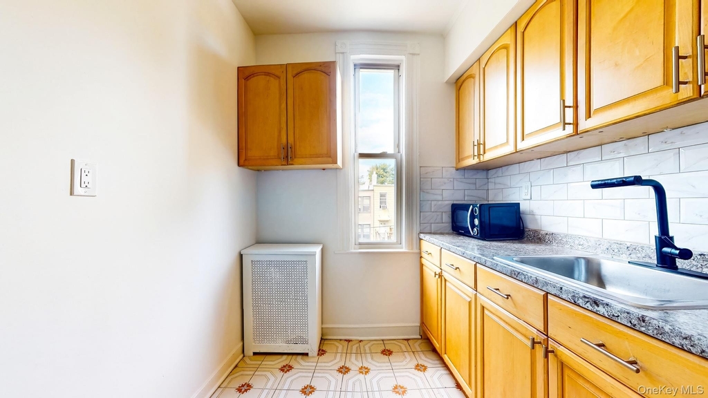 20-13 Greene Avenue - Photo 5