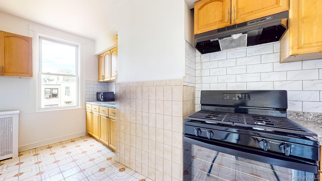 20-13 Greene Avenue - Photo 4