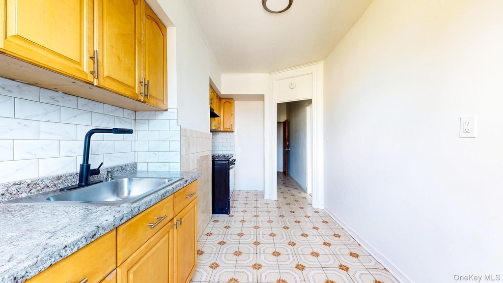 20-13 Greene Avenue - Photo 6