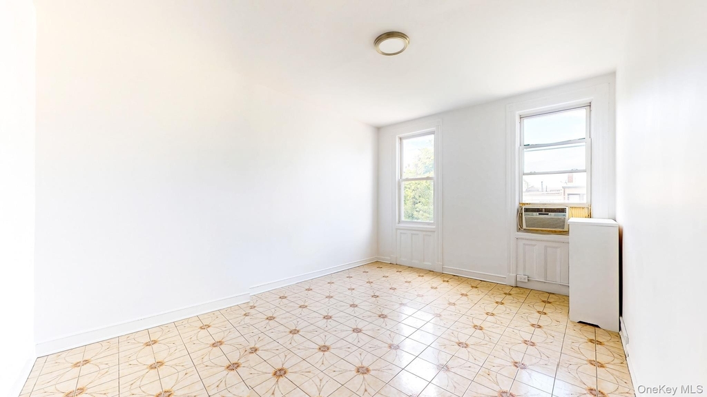 20-13 Greene Avenue - Photo 7
