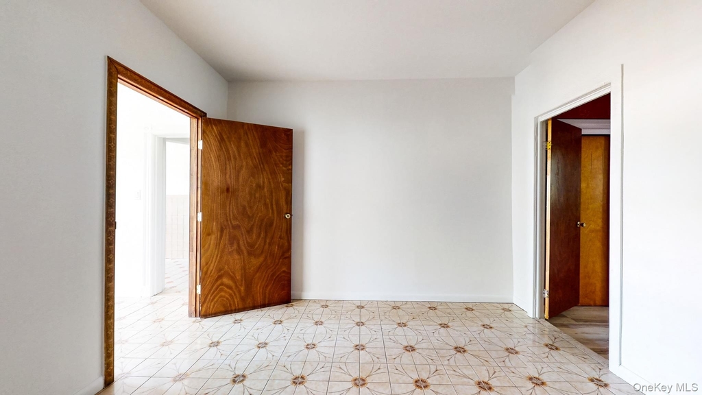 20-13 Greene Avenue - Photo 11