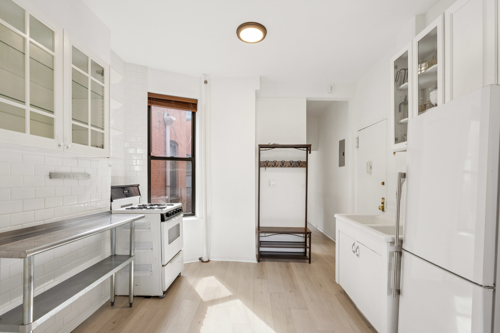 349 W 44th Street - Photo 4