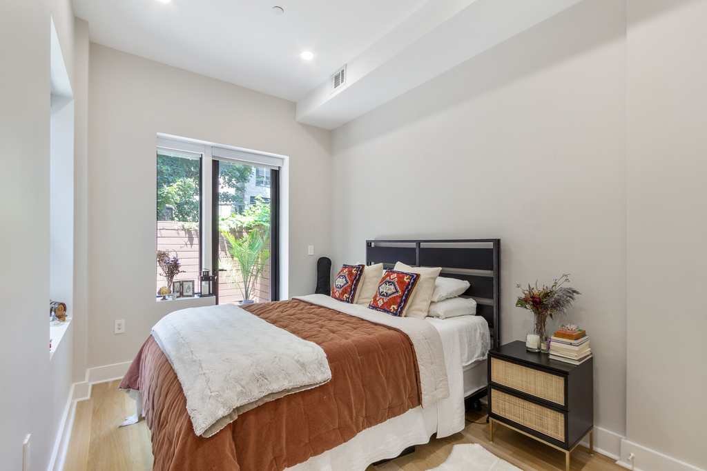 573 Gates Avenue - Photo 4