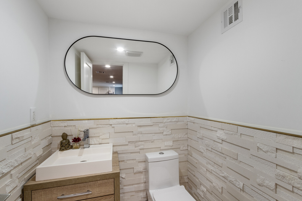 573 Gates Avenue - Photo 7