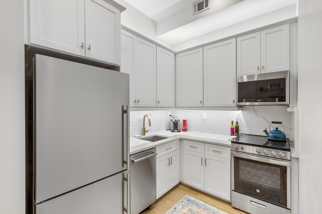 573 Gates Avenue - Photo 3