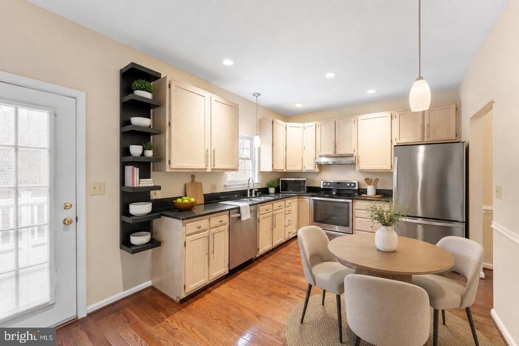 407 Lakeview Court - Photo 9