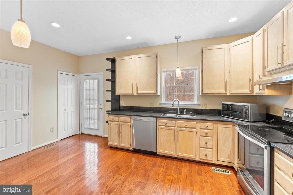 407 Lakeview Court - Photo 11