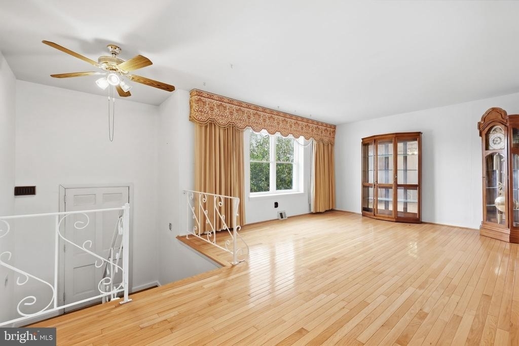 3242 Parkview Drive - Photo 3