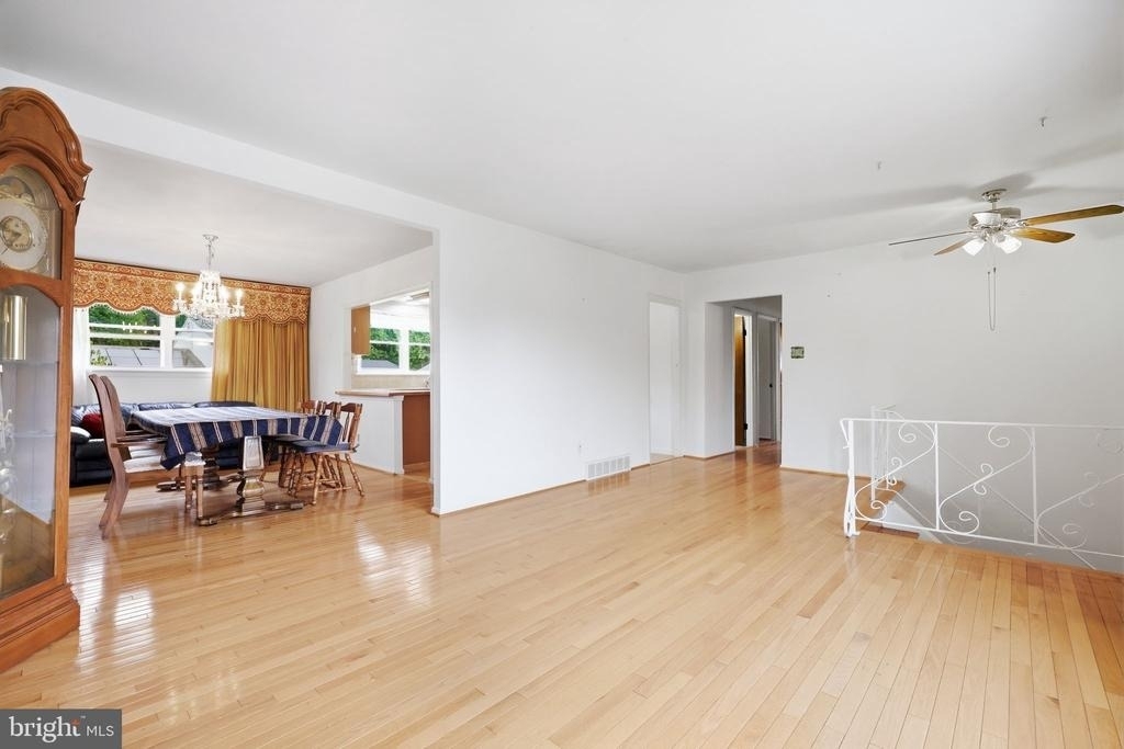 3242 Parkview Drive - Photo 4
