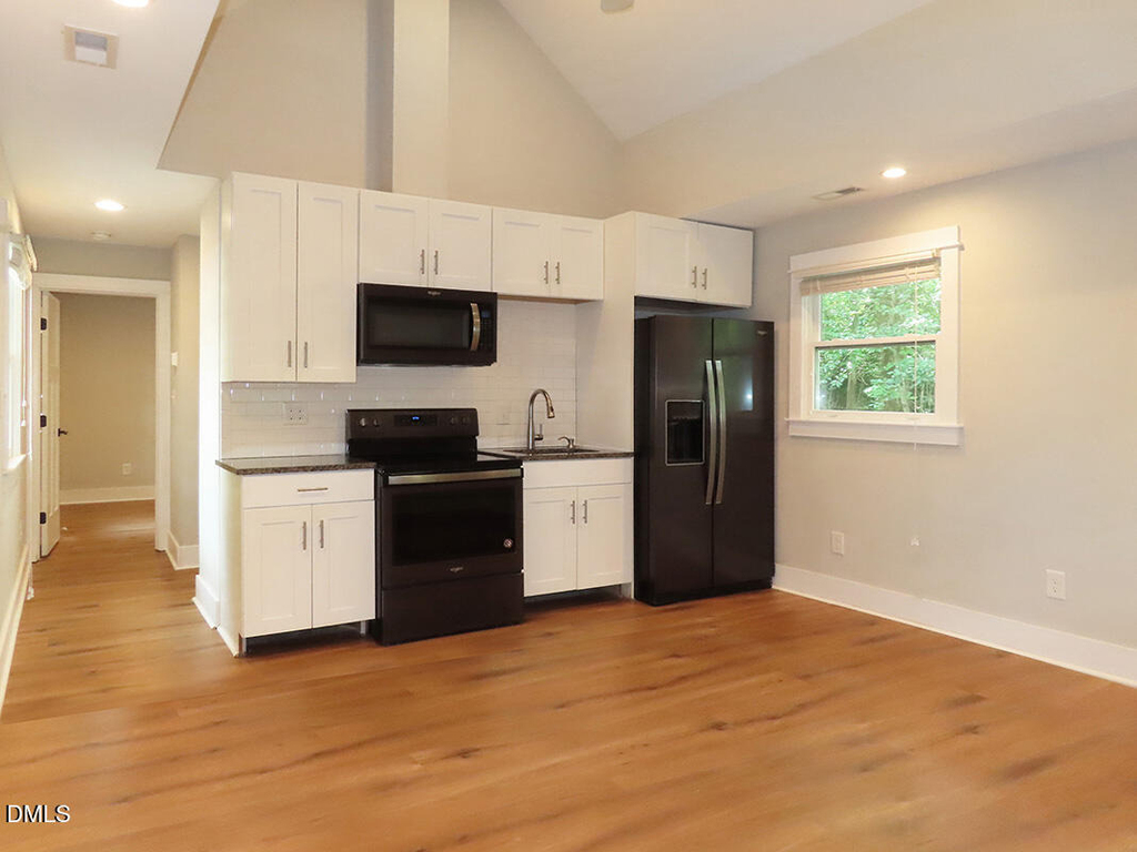 904 E Franklin Street - Photo 2