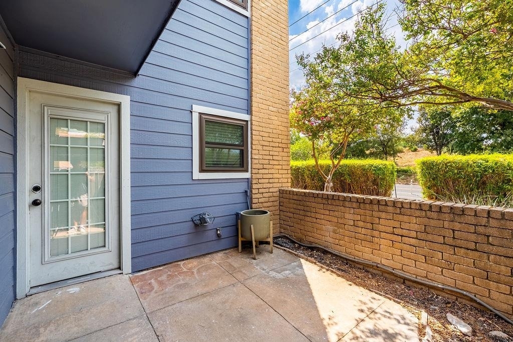 832 Banister Ln - Photo 4