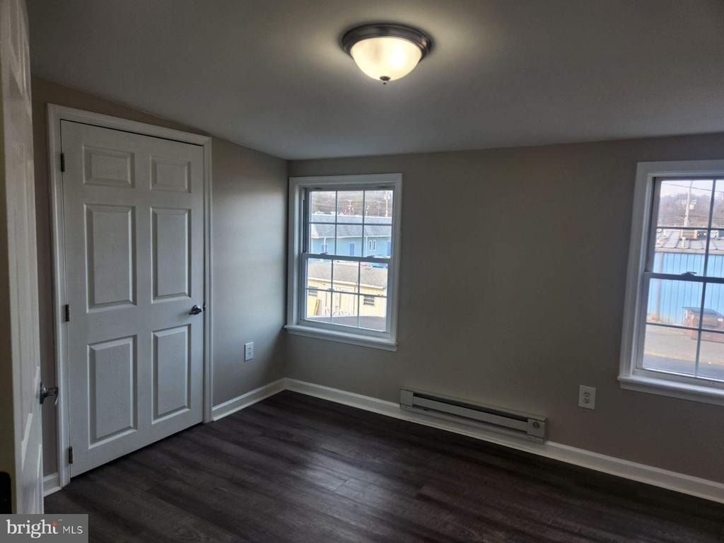 907 Warren Street - Photo 4