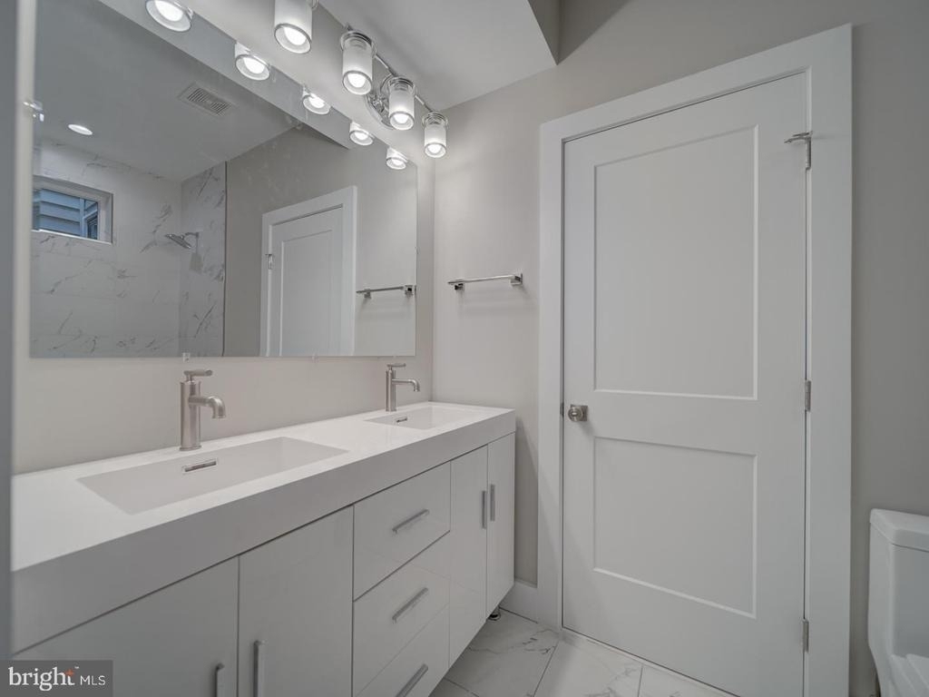 1914 Capitol Avenue Ne - Photo 35