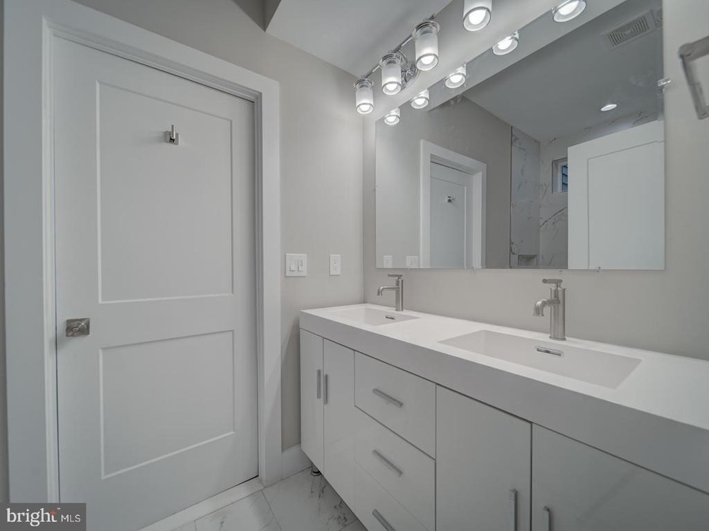 1914 Capitol Avenue Ne - Photo 34