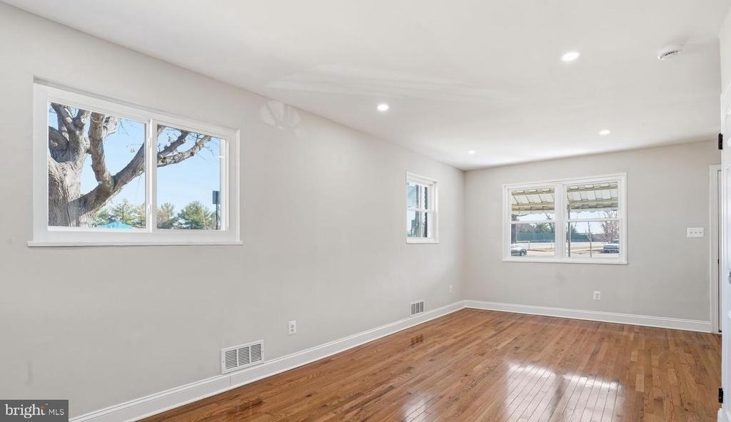 5916 8th Street Ne - Photo 2