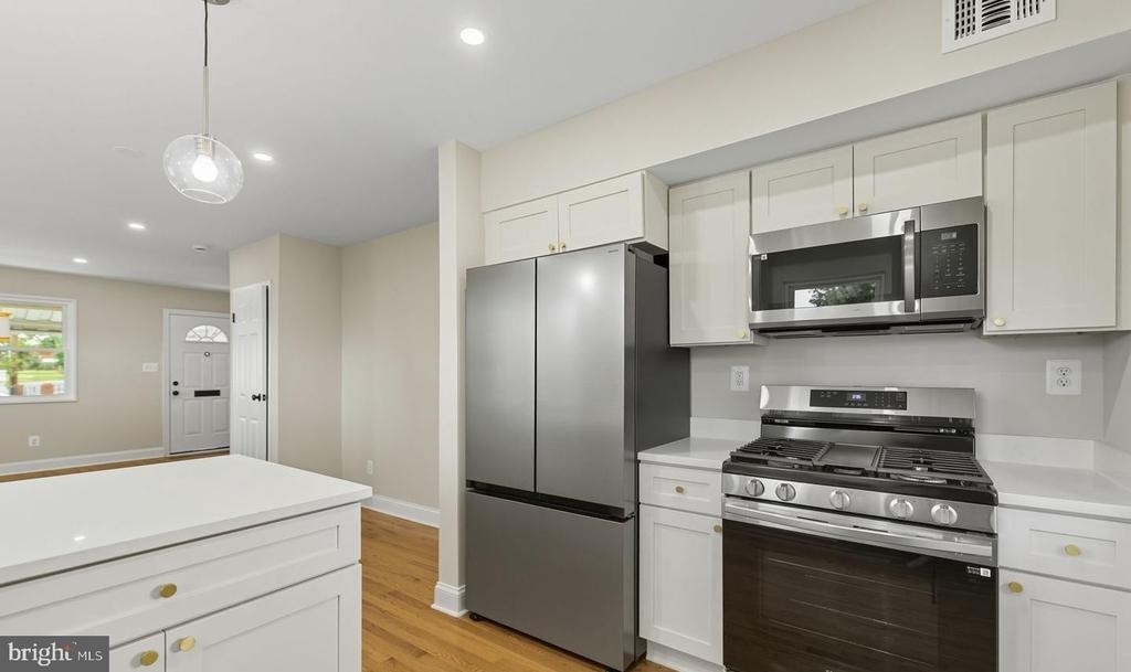 5916 8th Street Ne - Photo 4