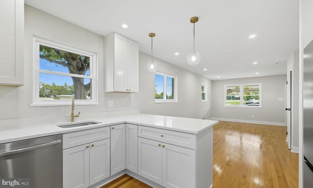 5916 8th Street Ne - Photo 3