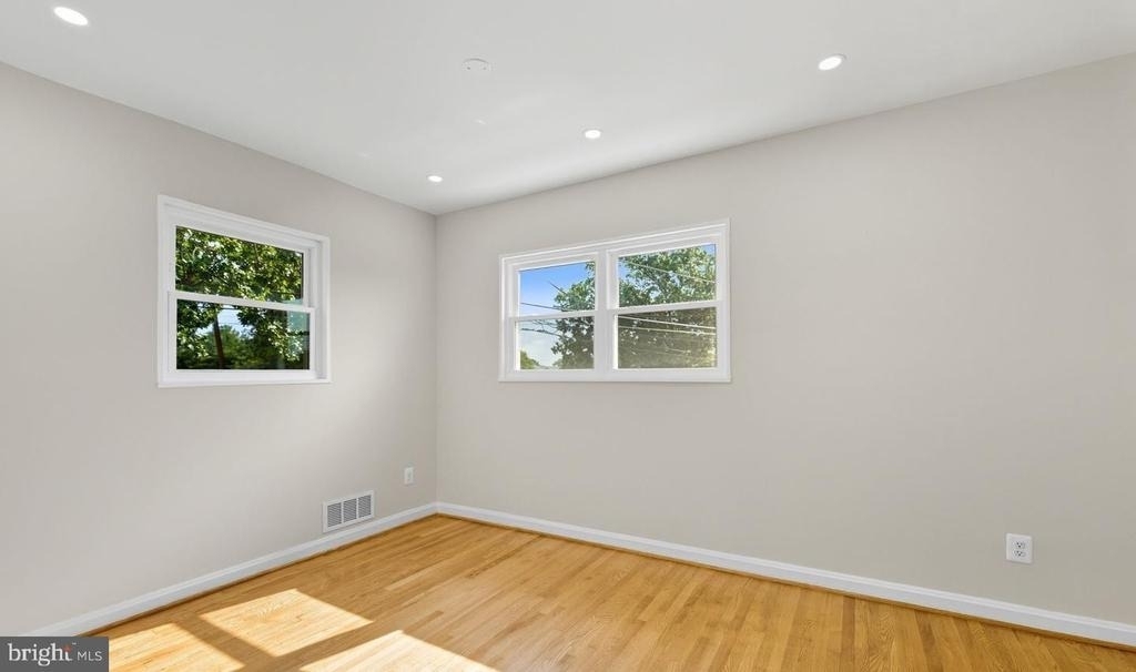 5916 8th Street Ne - Photo 12