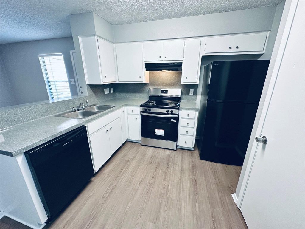 5500 Rose Hill Cir - Photo 1