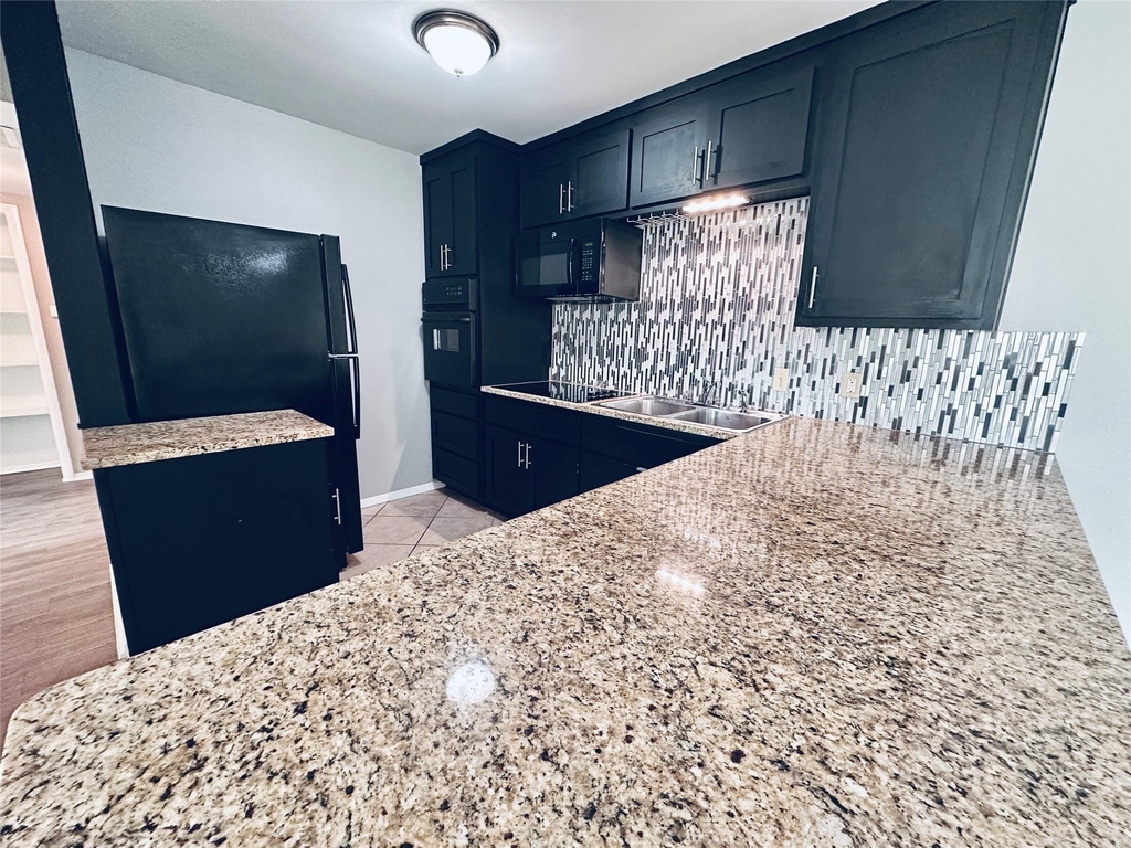601 W 11th St - Photo 2