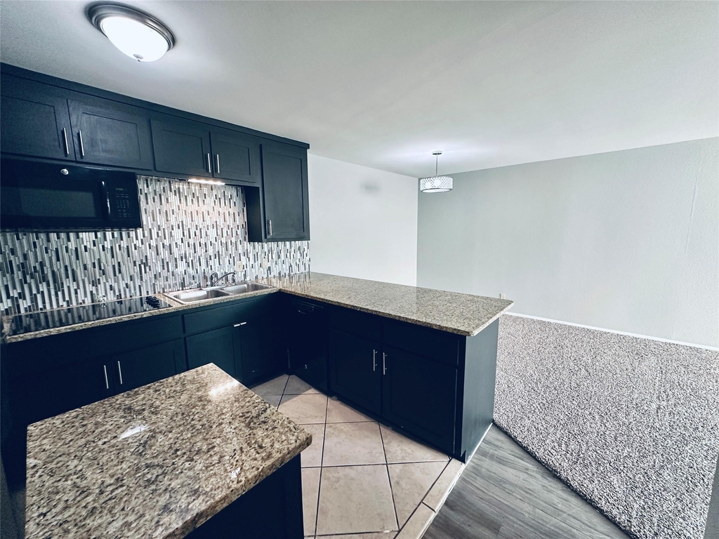 601 W 11th St - Photo 1