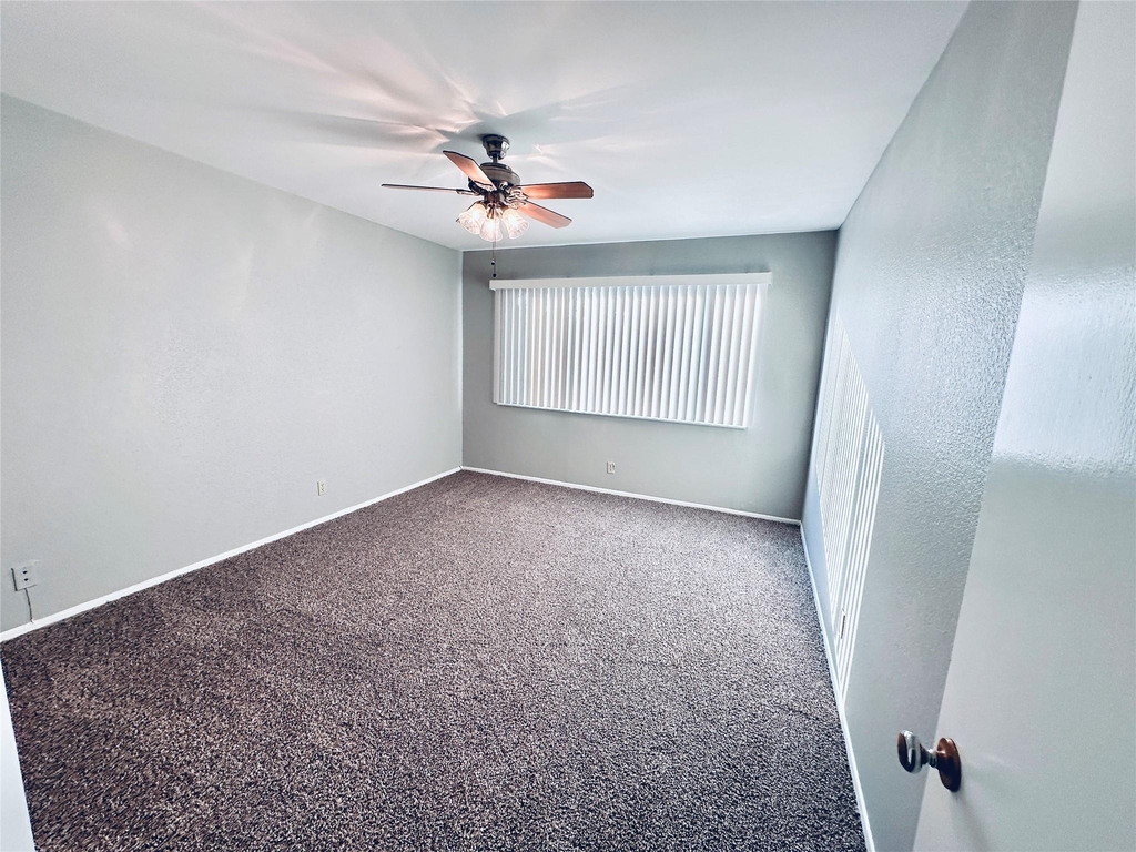 601 W 11th St - Photo 14
