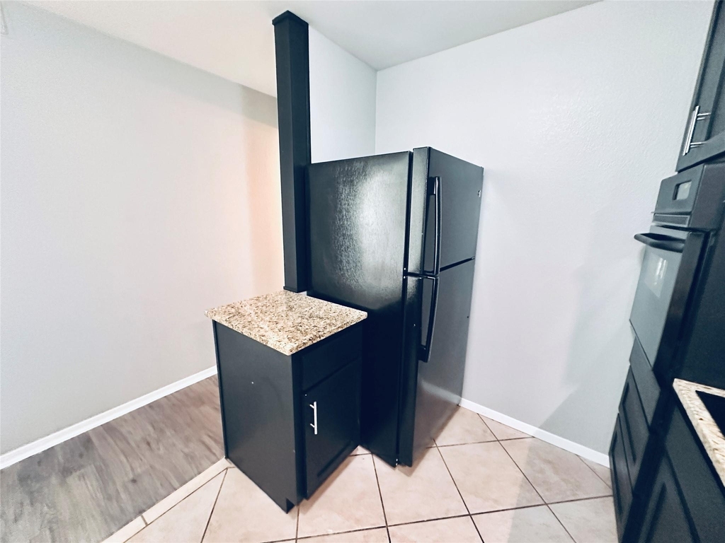 601 W 11th St - Photo 4