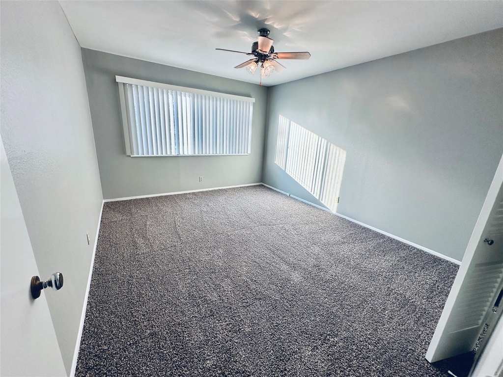 601 W 11th St - Photo 11