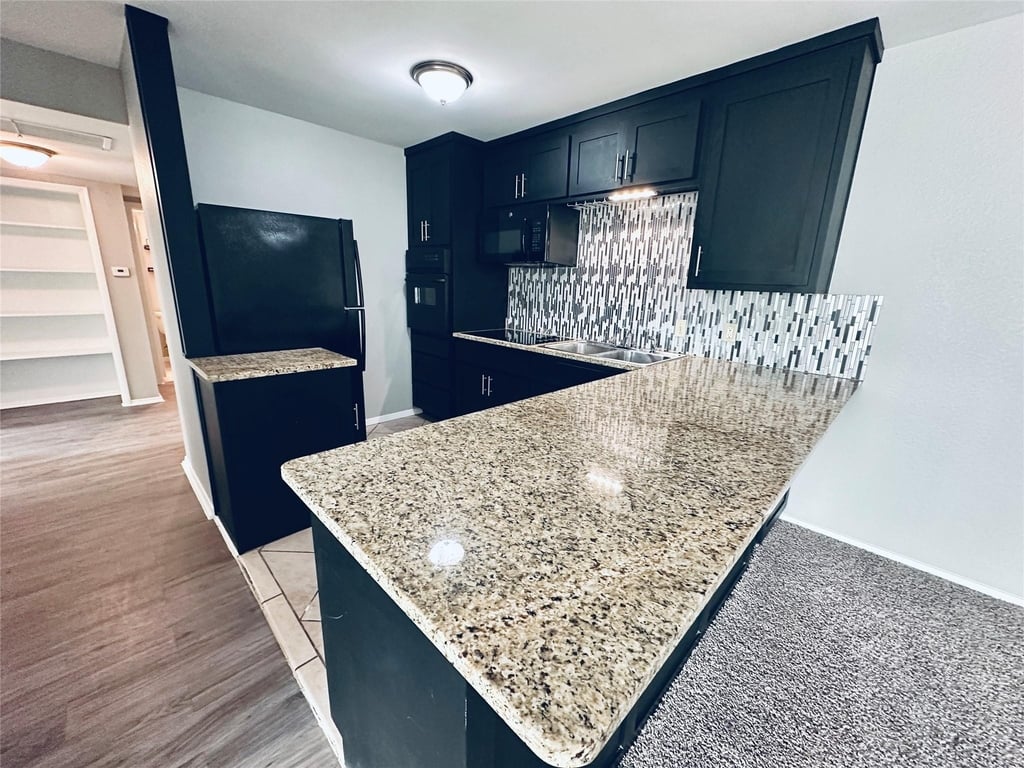 601 W 11th St - Photo 0