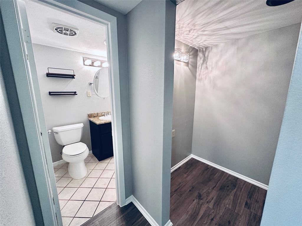 601 W 11th St - Photo 8