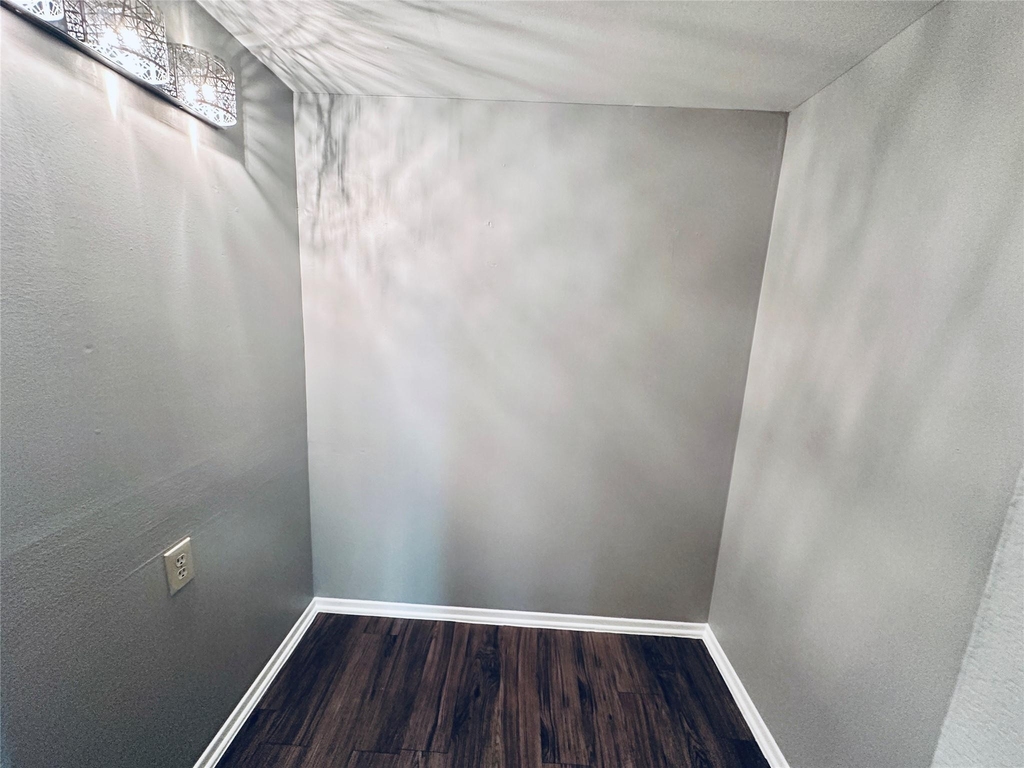 601 W 11th St - Photo 9