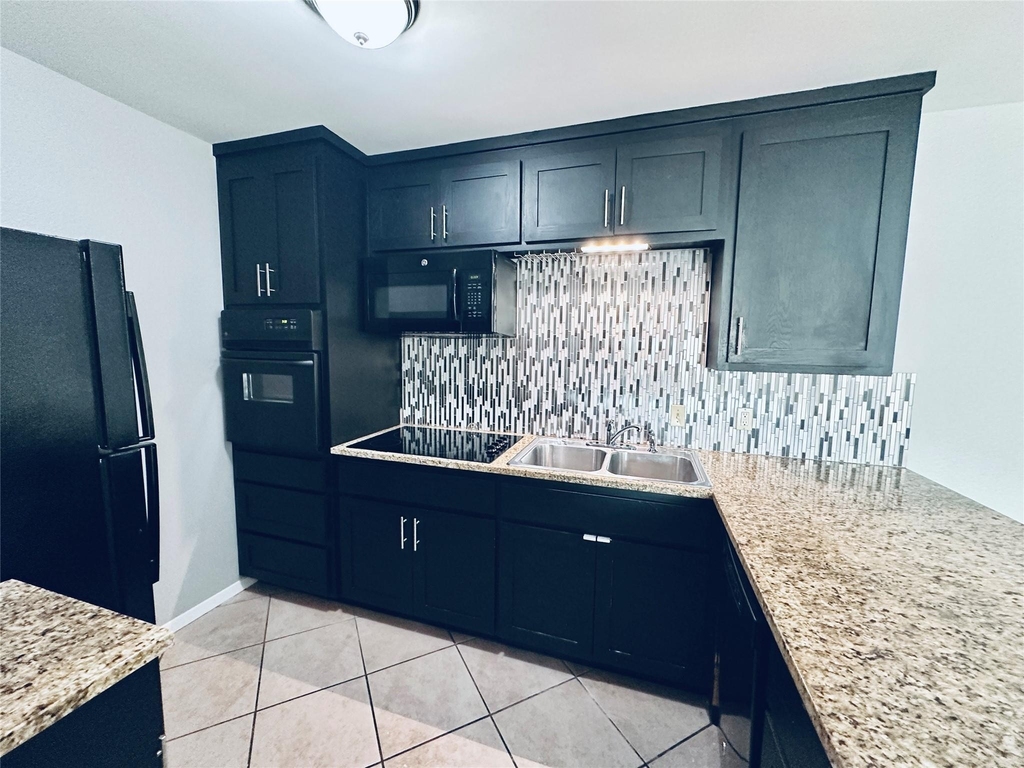 601 W 11th St - Photo 3