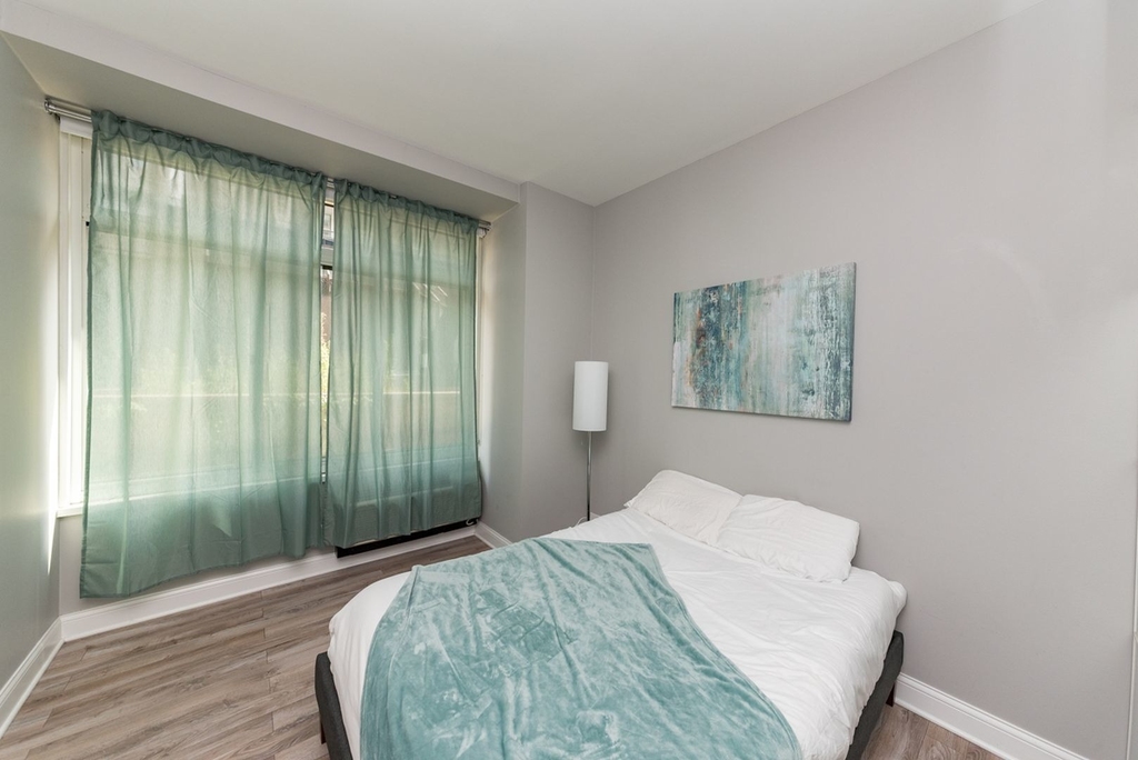 211 E Ohio Street - Photo 15
