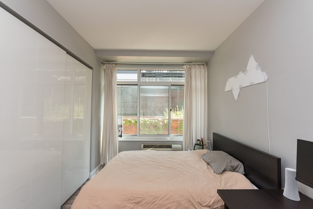 211 E Ohio Street - Photo 9