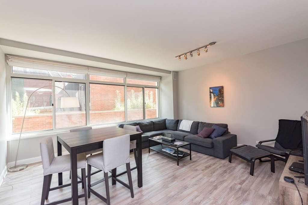 211 E Ohio Street - Photo 6