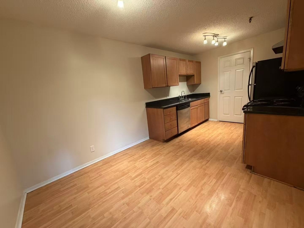 1340 Brook Street - Photo 3