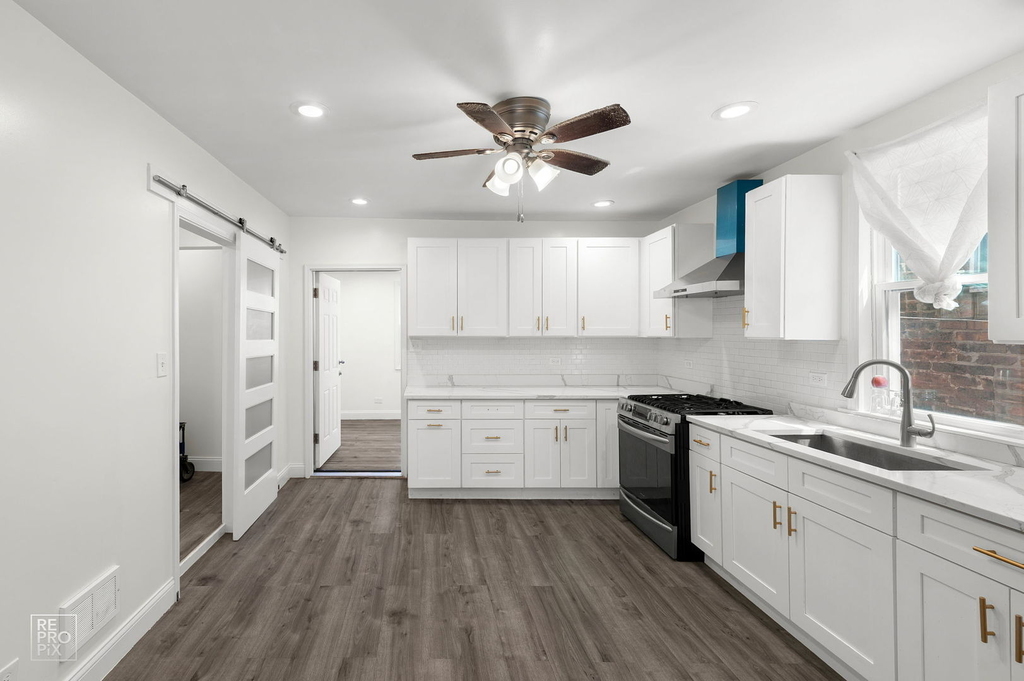 2237 S Oakley Avenue - Photo 11