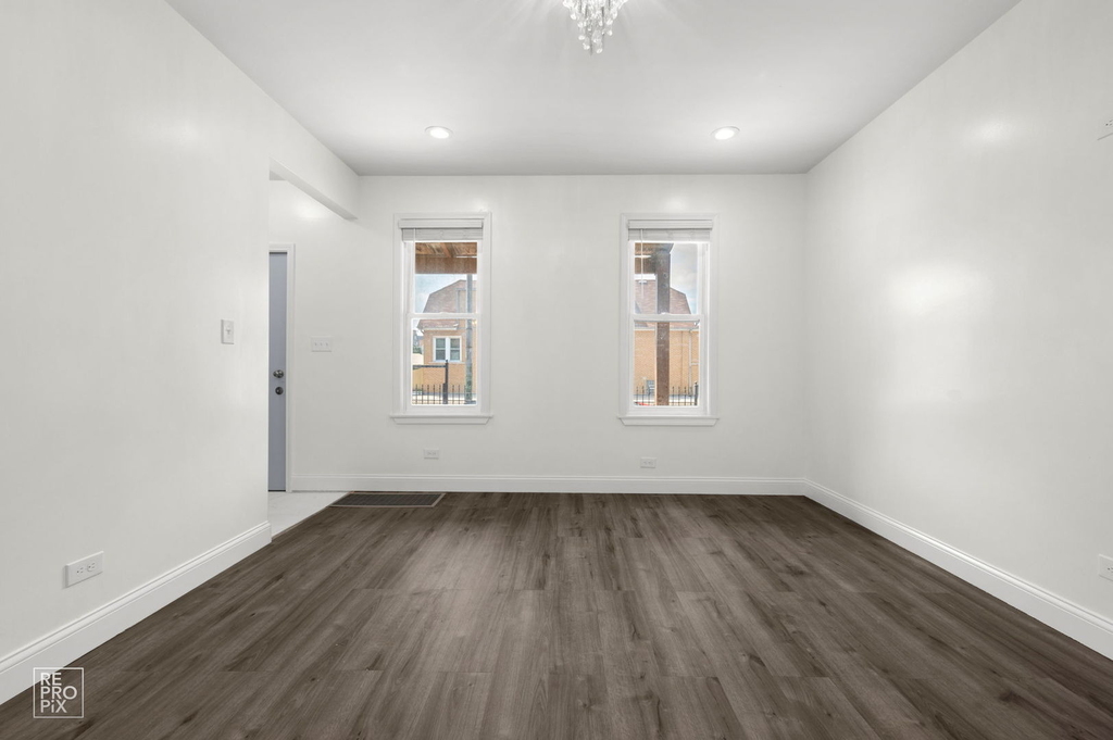 2237 S Oakley Avenue - Photo 9