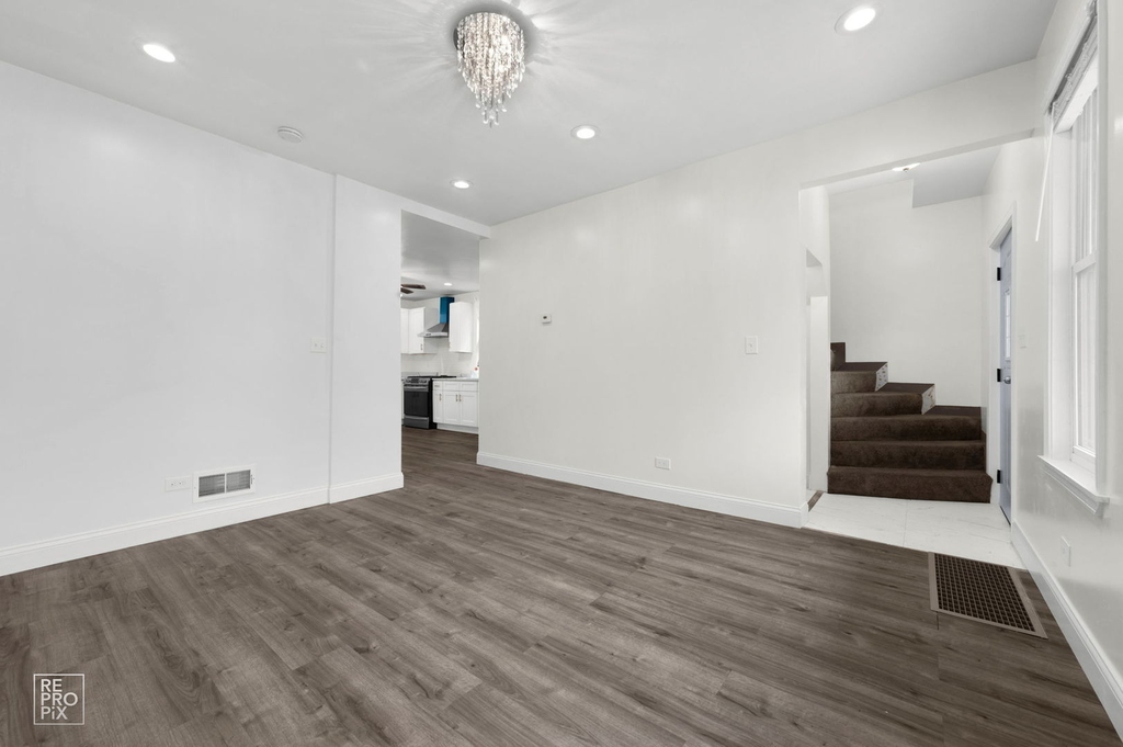 2237 S Oakley Avenue - Photo 8