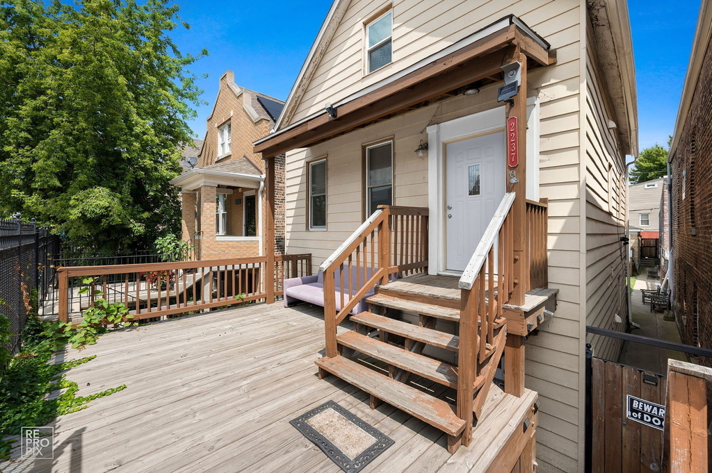 2237 S Oakley Avenue - Photo 7