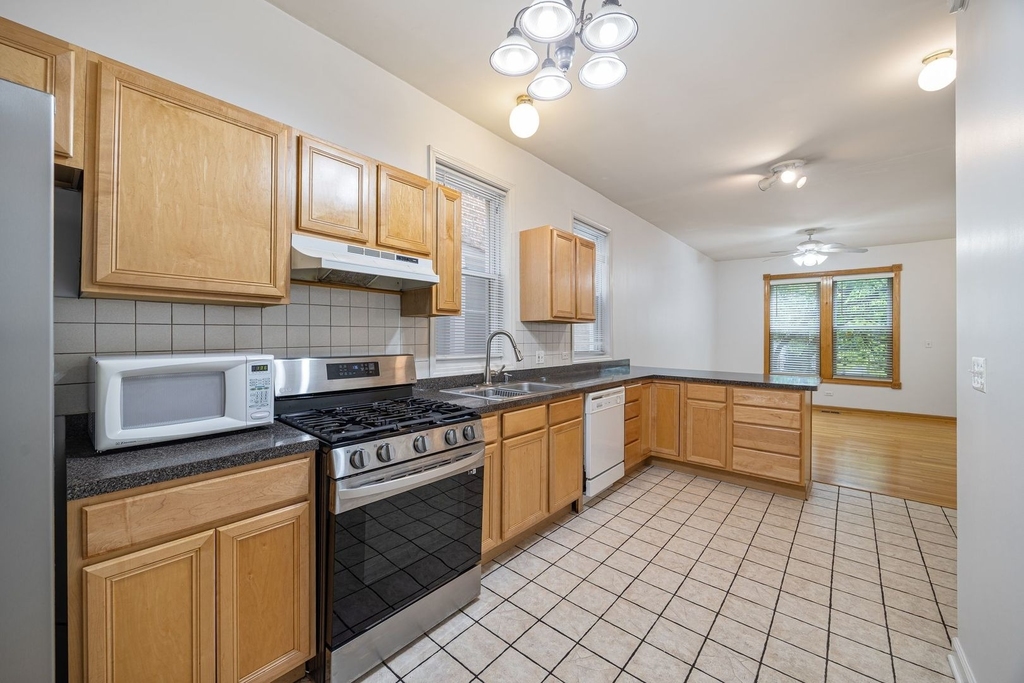 1730 W Fletcher Street - Photo 6