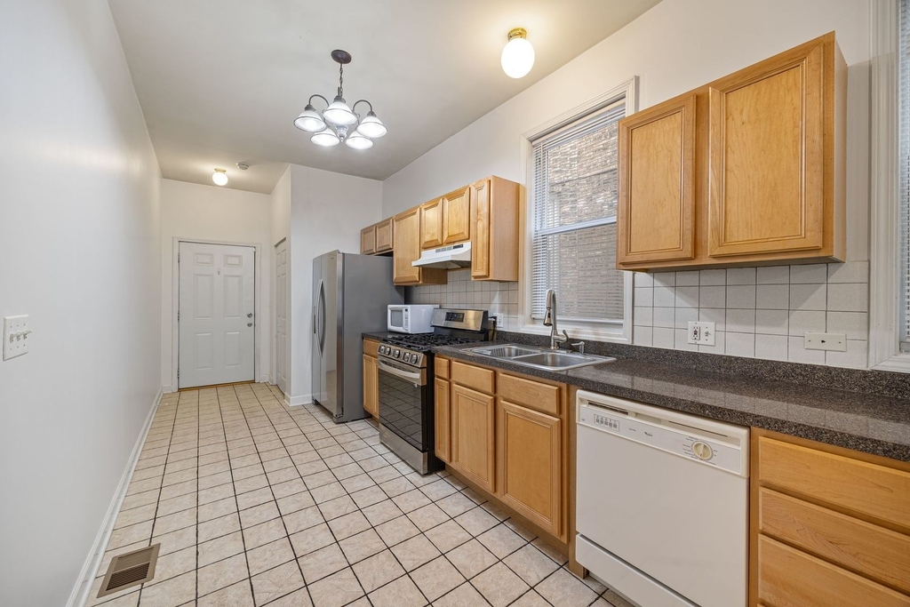 1730 W Fletcher Street - Photo 5