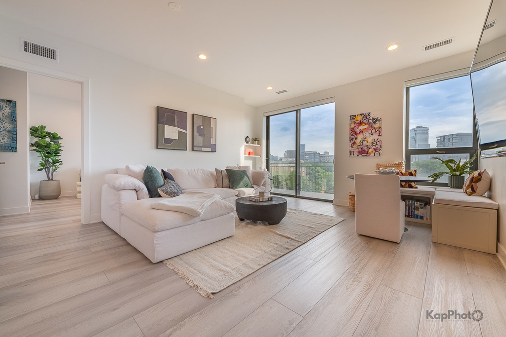859 W Erie Street - Photo 1